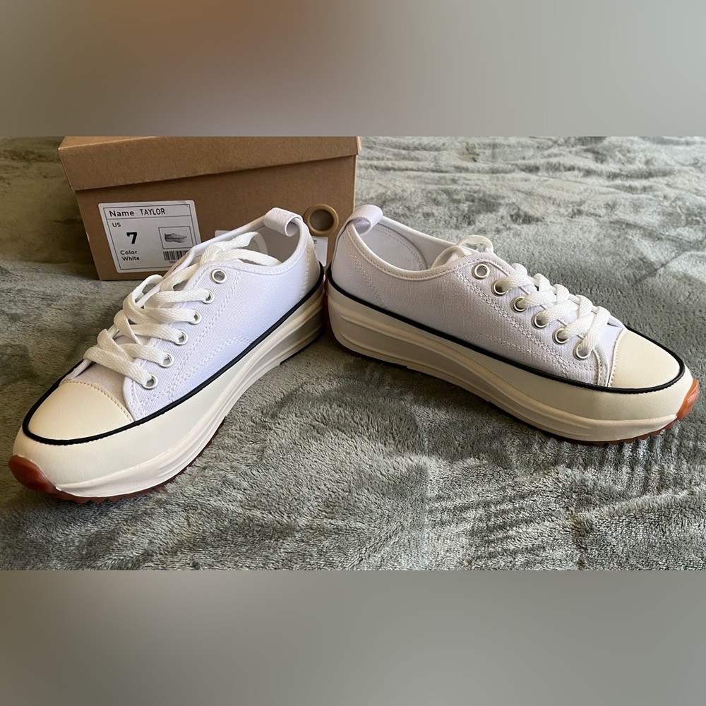 Women’s Size 7 NIB Mi.im Taylor Sneakers